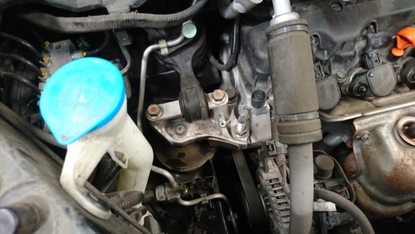 ホンダ ステップワゴン 異音修理、エンジンマウント交換